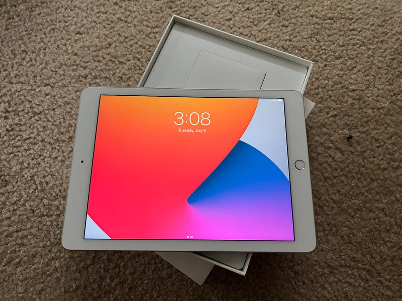 Apple iPad Air 2, 2nd Generation, 9.7in (128GB) Wi-Fi Retina Siri iOS 15 Tablet, Silver